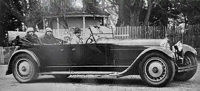 Avec son frère, Jean, et ses sœurs, L'Ebe et Lidia, dans la première Bugatti Royale Type 41 Torpédo de 1926