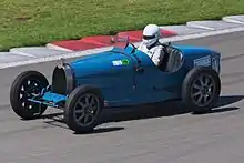 Photo d'une Bugatti Type 35C roulant dans le cadre d'une démonstration.