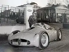 La Bugatti Type 251 devant l'usine de Molsheim