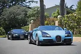 Deux Bugatti Veyron Grand Sport Vitesse Legends Editions traversant le Pebble Beach Lodge lors de  la Semaine de la Monterey Car Week de 2014.