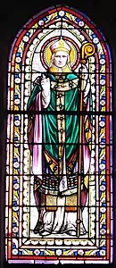 Vitrail en hauteur représentant saint Pardoux, debout tenant un livre ouvert de sa main gauche, et une crosse d'évêque de sa main droite.