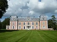 Façade principale du château.