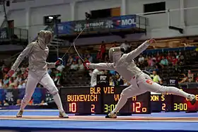 Vũ (à droite) contre Aliaksandr Buikevich, championnats du monde 2013