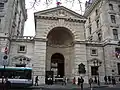 Entrée de la préfecture de police de Paris avec, à la droite du portail central, une sculpture d'Arman inaugurée par François Mitterrand en 1994.