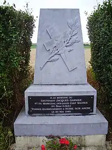 Stèle du monument aux morts en hommage aux soldats tués le 20 mai 1940 en défendant la commune