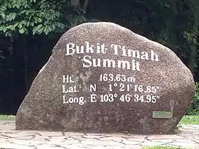 Vue de la borne marquant le sommet du Bukit Timah