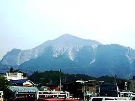 Vue du mont Buko, avec les terrasses d'extraction de calcaire nettement visibles.