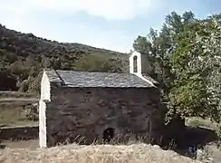 Symétrique de la première image, mais ici le mur est percé d'une porte, dont seul le haut est visible, dû au sol plus haut.