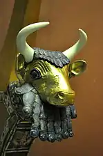 « Lyre de la reine », détail : tête de taureau.