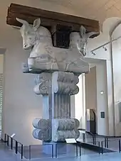 Chapiteau de taureaux de l’Apadana du Palais de Darius à Suse, aujourd’hui au musée du Louvre