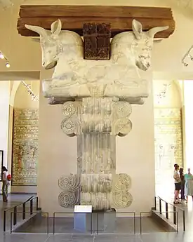 Chapiteau de colonne provenant de la salle d'audience du palais de Darius à Suse avec deux protomés de taureaux (VIe siècle av. J.-C.), Paris, musée du Louvre.