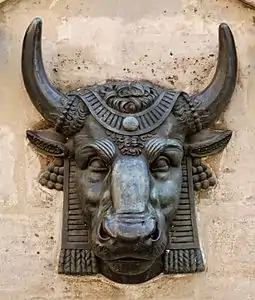 L'une des têtes de taureaux en bronze par Edme Gaulle.