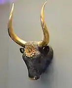 Rhyton en forme de tête de taureau. Argent et or. XVIe siècle. Musée national archéologique d'Athènes.