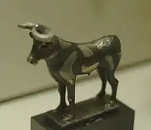 Statuette représentant un taureau, bronze incrusté d'argent. DA III, Musée du Louvre.