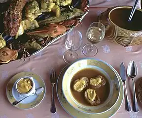 Une bouillabaisse, plat à base de poissons de roche, de sauces et de légumes.