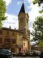 L'église Saint-Polycarpe vue de la place du Château.