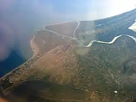 Vue aérienne du fleuve à son embouchure dans la mer Adriatique.