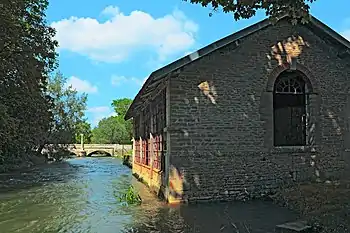 Le lavoir en rive de Seine.