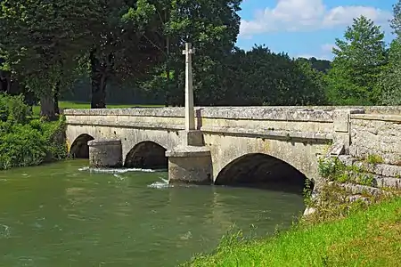 Croix de pont de 4 m de haut.