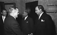 Ali Bhutto serre la main d'un diplomate allemand