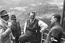Sur la terrasse du Berghof en 1936 (de gauche à droite) : Hitler avec Bormann (en retrait), Göring et Schirach.