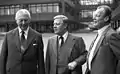 Les anciens chanceliers Kiesinger et Brandt entourant le chancelier Schmidt dans le parc en 1979.