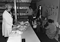Distribution de vêtements à Friedland, mai 1982
