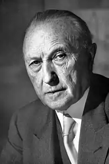 Photographie en noir et blanc de Konrad Adenauer en 1949