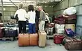 Réfugiés avec valises, 1988