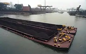 Barges chargées de charbon entrant dans le port de Duisbourg, approvisionnant les hauts fourneaux de la Ruhr.