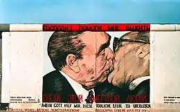 Mon Dieu, aide-moi à survivre à cet amour mortel, célèbre graffiti du Mur de Berlin représentant Brejnev embrassant avec le fameux baiser fraternel socialiste son homologue allemand, Erich Honecker