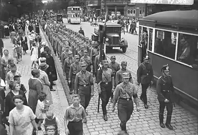 Défilé des sections d'assaut nazies sur la ligne de tramway de Spandau en 1932.