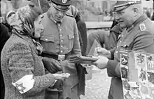 Femme portant un brassard frappé de l'étoile jaune contrôlée par la police allemande en Pologne (mai 1941)