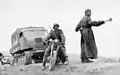 Russie, juin 1943, pendant l'opération Zitadelle, troupes motorisées, soldat à moto, et camion chenillé.