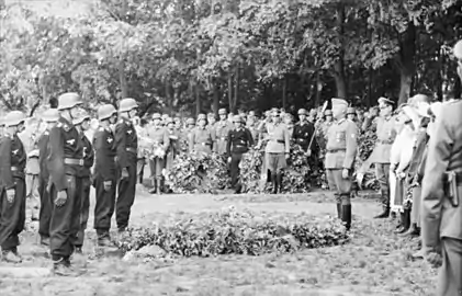 Le Generalfeldmarschall von Manstein rend les derniers honneurs au défunt, après l'inhumation du cercueil.