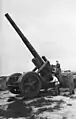 21-cm Mrs 18  en position de tir. Cette photo permet de voir l'affut (qui est aussi  utilisé sur le 17-cm Kanone 18) en position de tir sur sa plateforme circulaire. (Norvège, 1941).