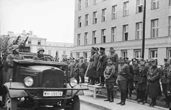 Photographie en noir et blanc de la parade militaire germano-soviétique.