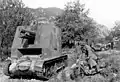 Un sIG 33 auf Panzerkampfwagen I de la sIG(Sf) Kompanie 704 appartenant à la 5e Panzerdivision en Grèce en avril 1941, avec en arrière-plan le semi-chenillé devant transporter ses munitions.