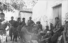 Photographie ancienne en noir et blanc : groupe d'hommes en uniformes ; attitude assez relâchée