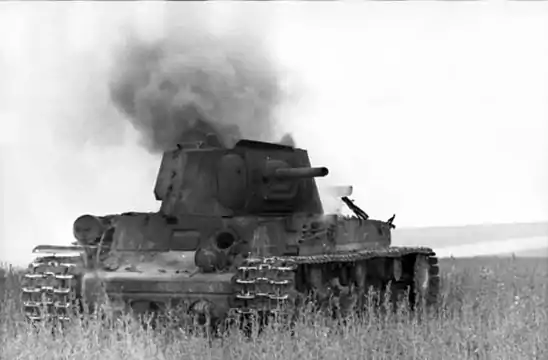 Un char KV-1 touché, du même modèle que celui de Lizioukov.