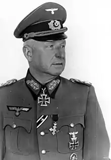 Photographie en noir et blanc d'Erich von Manstein, en uniforme, en 1942