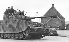 Photo de soldats Allemands juchés sur un char Panzer 4 en route vers le front