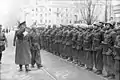 Le bataillon d'infanterie de marine Barbarigo de la Decima MAS est passé en revue par un général de la Luftwaffe en mars 1944 avant son départ pour le front d'Anzio-Nettuno.