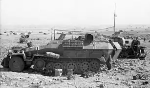 Afrique du Nord, près de Bir Hakeim: véhicule blindé de combat d'infanterie (Sd.Kfz. 251) avec antenne radio, juin 1942.