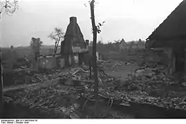 Ruines d'une ou plusieurs maisons dont il ne reste quasiment rien, pas même un mur.