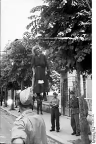 Une femme exécutée par pendaison publique dans une rue de Fiuggi, mai 1944.