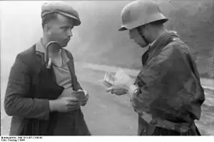 Soldat allemand examinant les papiers d'un civil italien à l'extérieur de Milan], (1944).