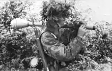 Fallschirmjäger caché avec son Panzerfaust (lance-grenades)