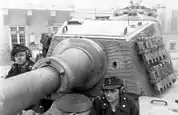 L'avant angulaire de la « tourelle de production » conçue par Krupp ; photo prise lors de l'opération Panzerfaust à Budapest, le 15 octobre 1944. Le revêtement Zimmerit brut du char est visible, utilisé pour empêcher les mines magnétiques d'adhérer à l'armure du char.