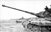 Deux Tigre II « tourelle première version » en France, en juin 1944.